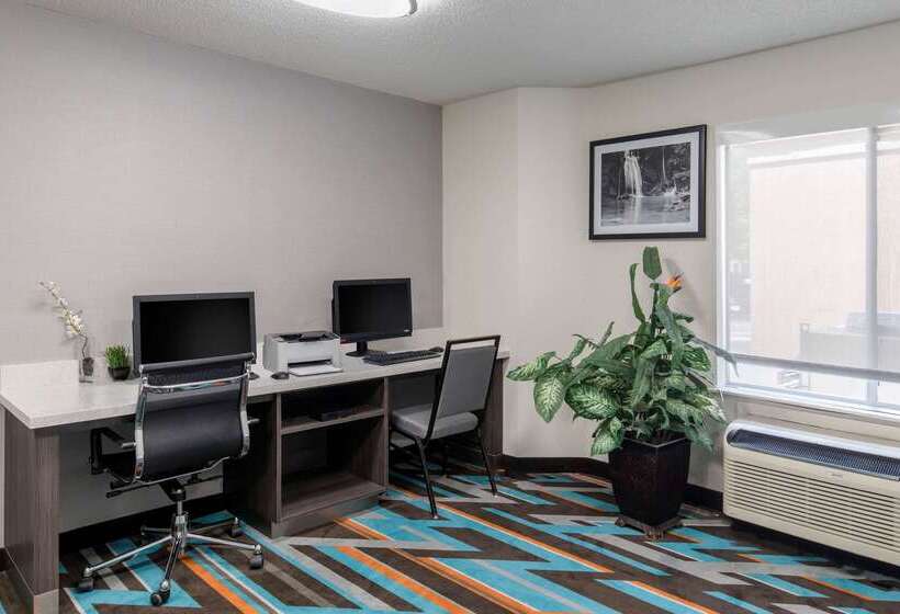 ホテル Clarion Inn & Suites Dfw North