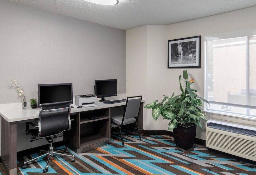 ホテル Clarion Inn & Suites Dfw North