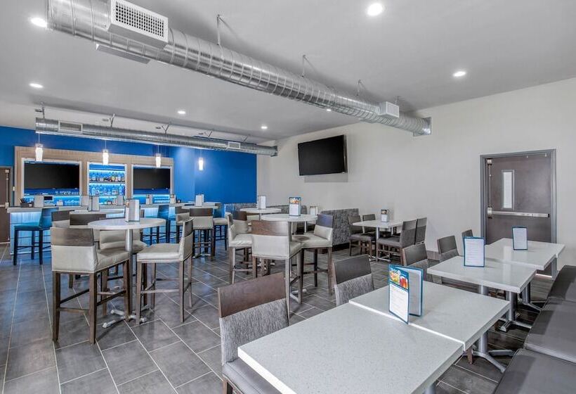 ホテル Clarion Inn & Suites Dfw North