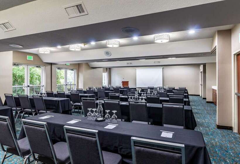 Clarion Hotel Portland International Airport