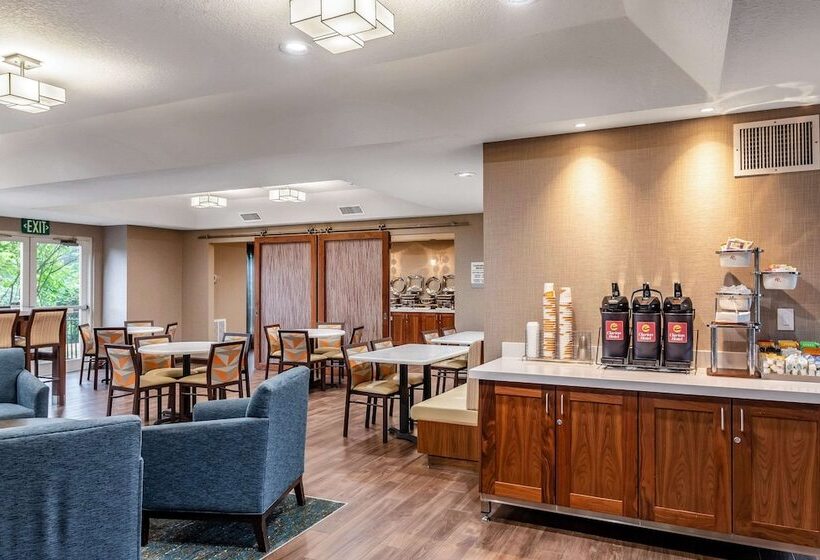 Clarion Hotel Portland International Airport