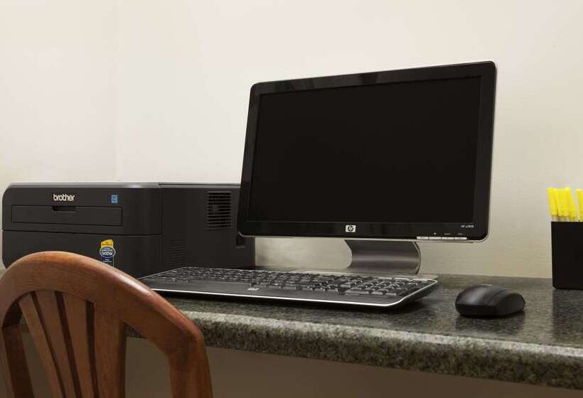 هتل Days Inn & Suites By Wyndham Cedar Rapids