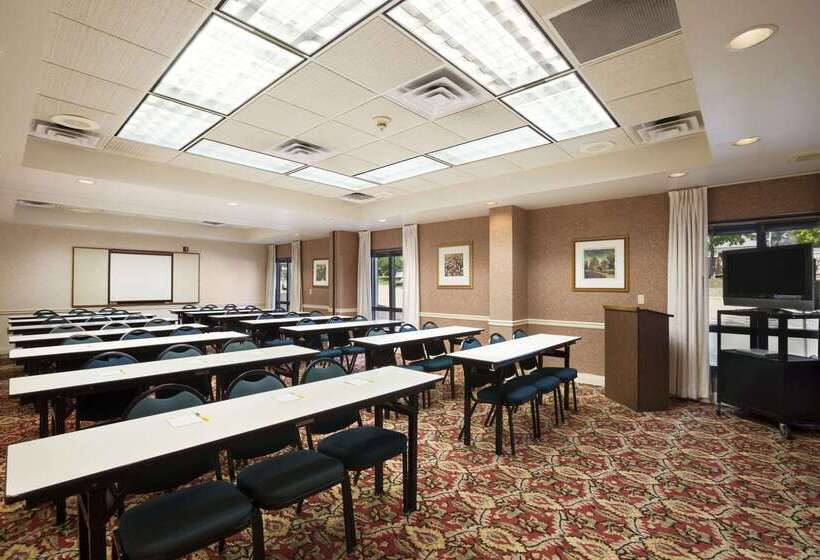 בית מלון כפרי Days Inn & Suites By Wyndham Cedar Rapids