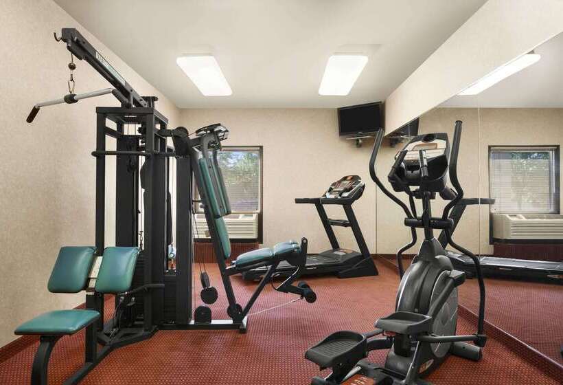 בית מלון כפרי Days Inn & Suites By Wyndham Cedar Rapids