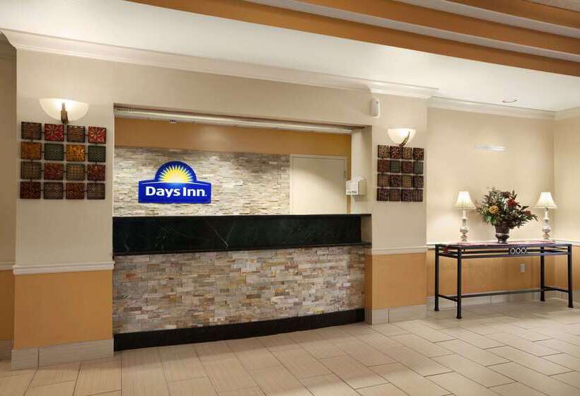 בית מלון כפרי Days Inn & Suites By Wyndham Cedar Rapids