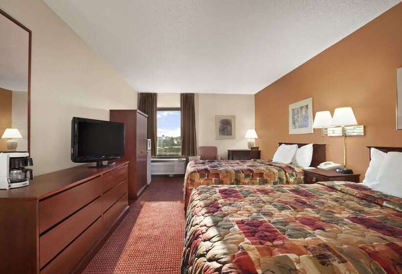 בית מלון כפרי Days Inn & Suites By Wyndham Cedar Rapids
