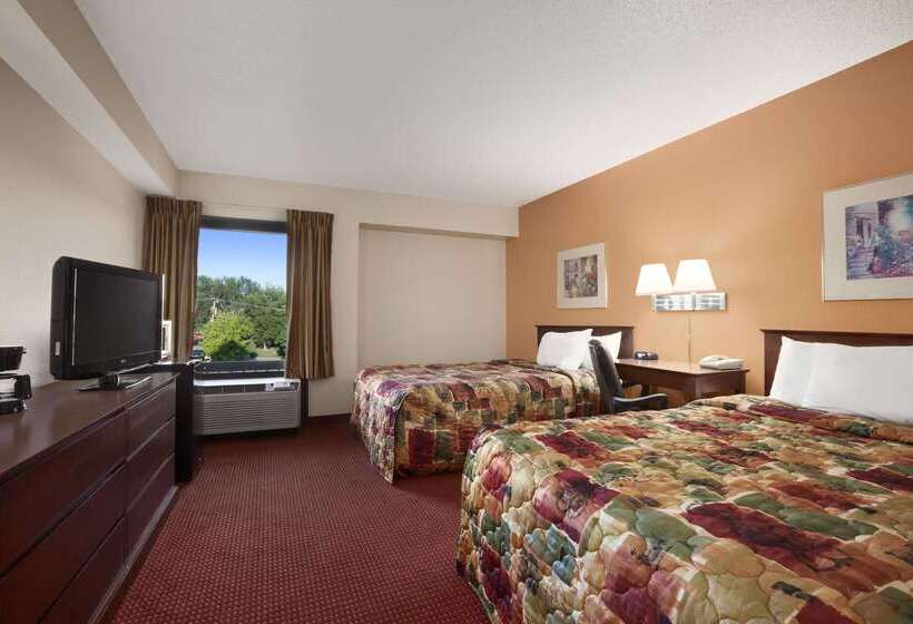 هتل Days Inn & Suites By Wyndham Cedar Rapids