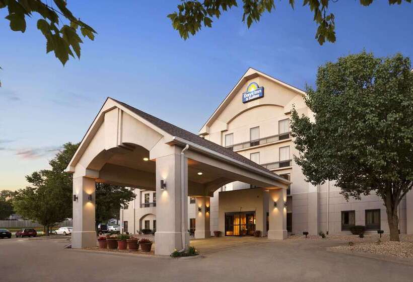 בית מלון כפרי Days Inn & Suites By Wyndham Cedar Rapids