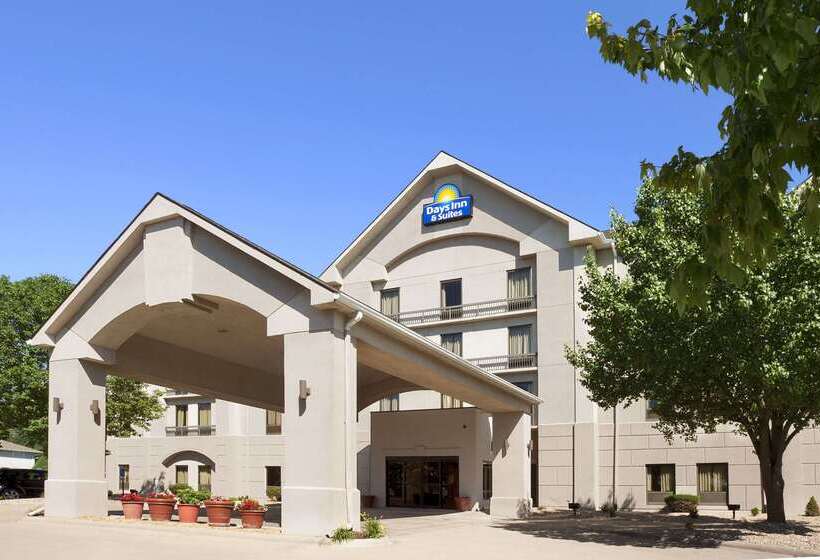 هتل Days Inn & Suites By Wyndham Cedar Rapids