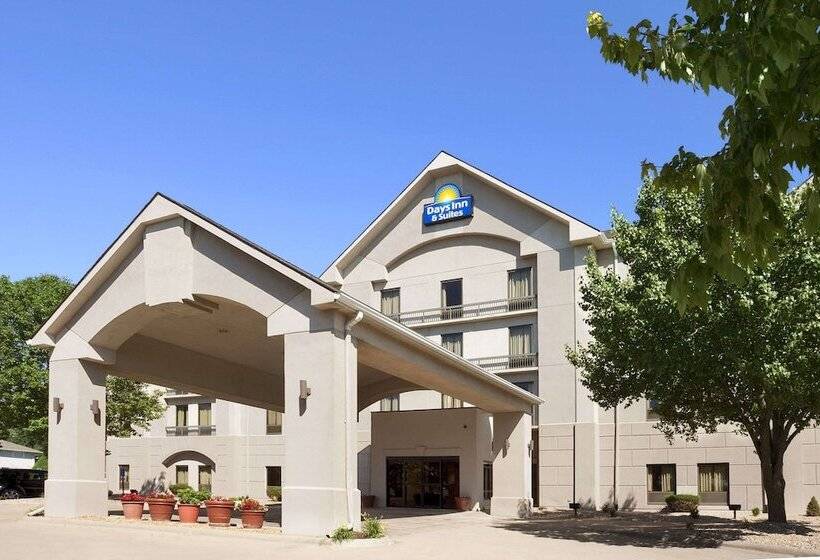בית מלון כפרי Days Inn & Suites By Wyndham Cedar Rapids