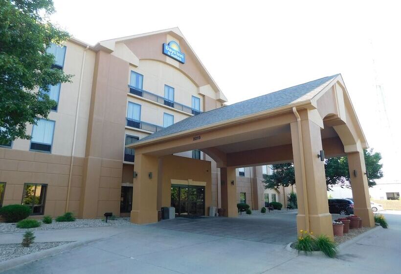 هتل Days Inn & Suites By Wyndham Cedar Rapids