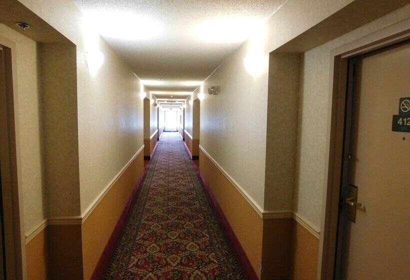 בית מלון כפרי Days Inn & Suites By Wyndham Cedar Rapids