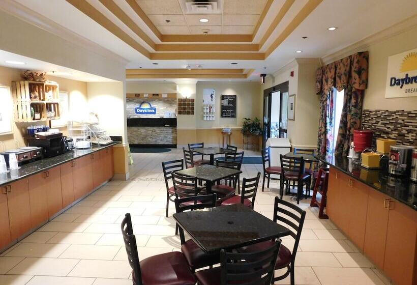 בית מלון כפרי Days Inn & Suites By Wyndham Cedar Rapids