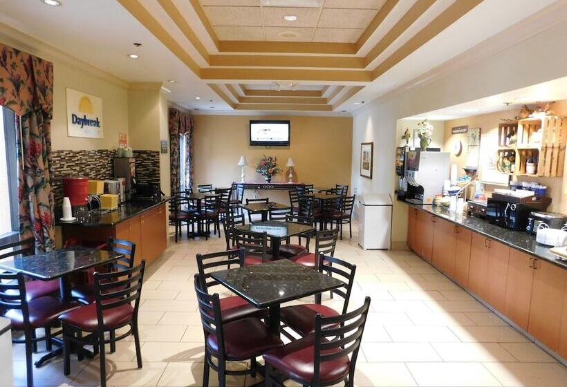 בית מלון כפרי Days Inn & Suites By Wyndham Cedar Rapids