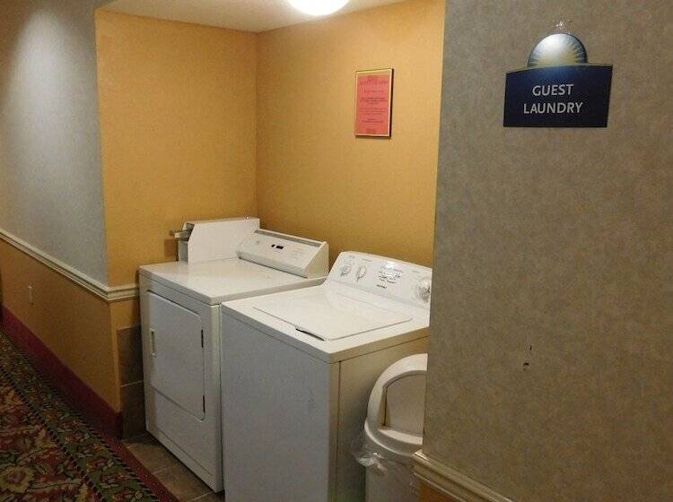 בית מלון כפרי Days Inn & Suites By Wyndham Cedar Rapids