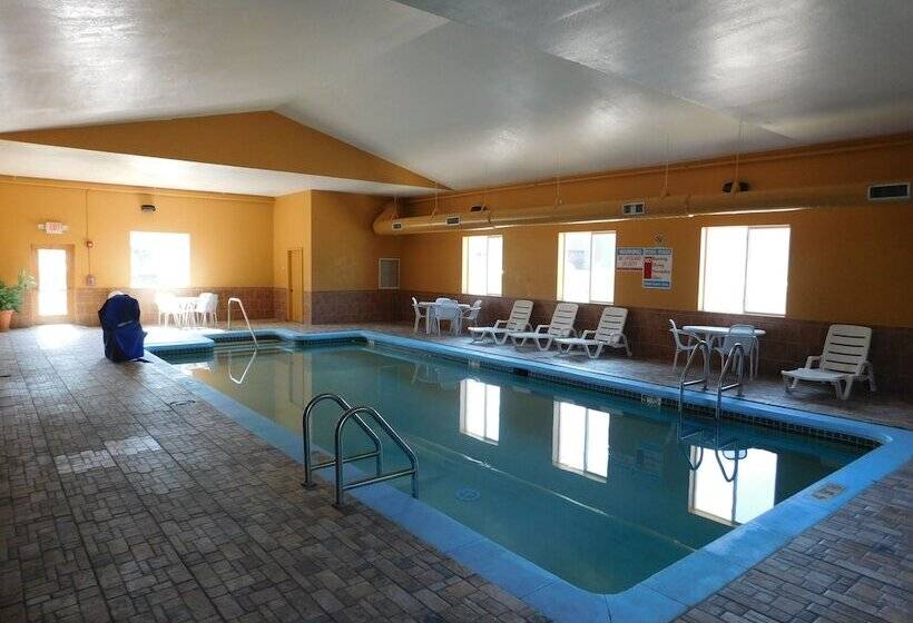 בית מלון כפרי Days Inn & Suites By Wyndham Cedar Rapids