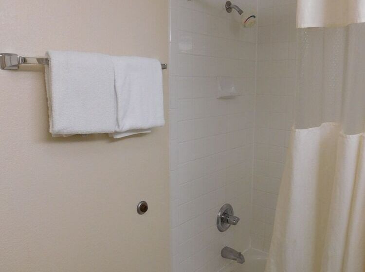 בית מלון כפרי Days Inn & Suites By Wyndham Cedar Rapids