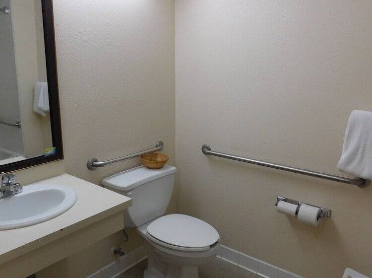 בית מלון כפרי Days Inn & Suites By Wyndham Cedar Rapids