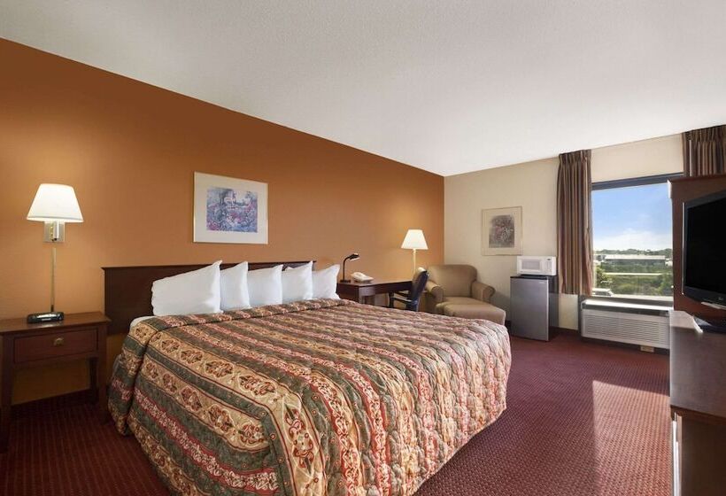 هتل Days Inn & Suites By Wyndham Cedar Rapids