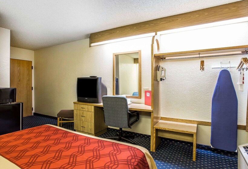 Отель Econo Lodge Denver International Airport