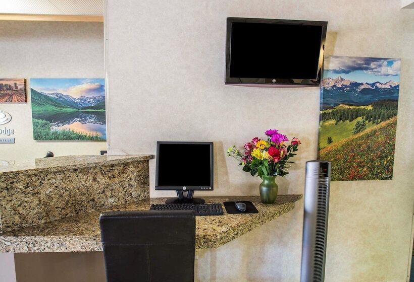 Отель Econo Lodge Denver International Airport