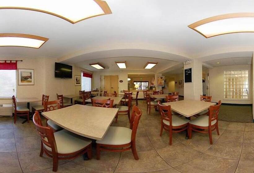 Отель Econo Lodge Denver International Airport