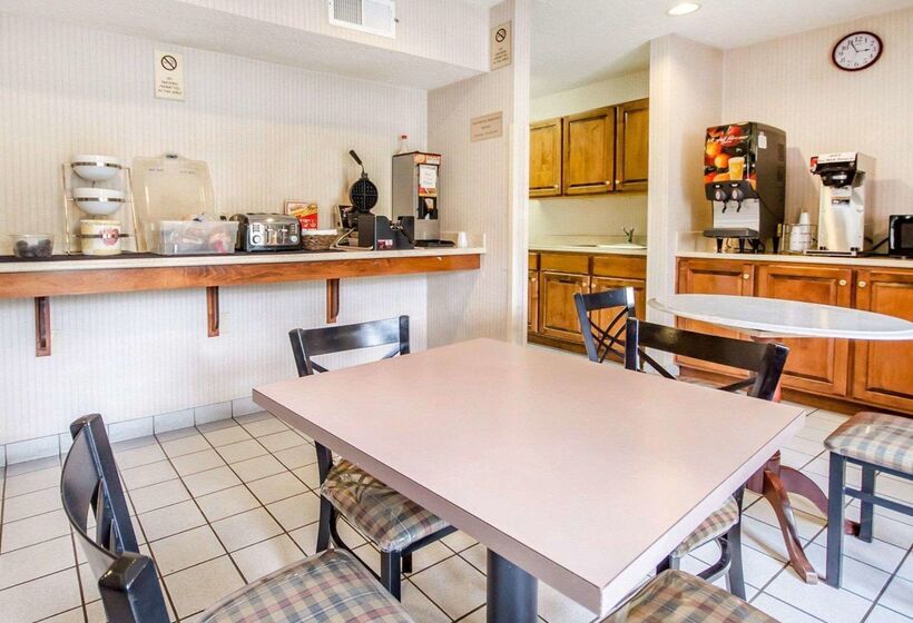 בית מלון כפרי Econo Lodge