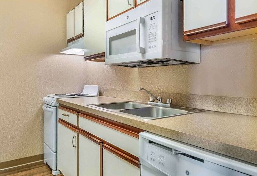 호텔 Extended Stay America Select Suites   Detroit   Ann Arbor   University South