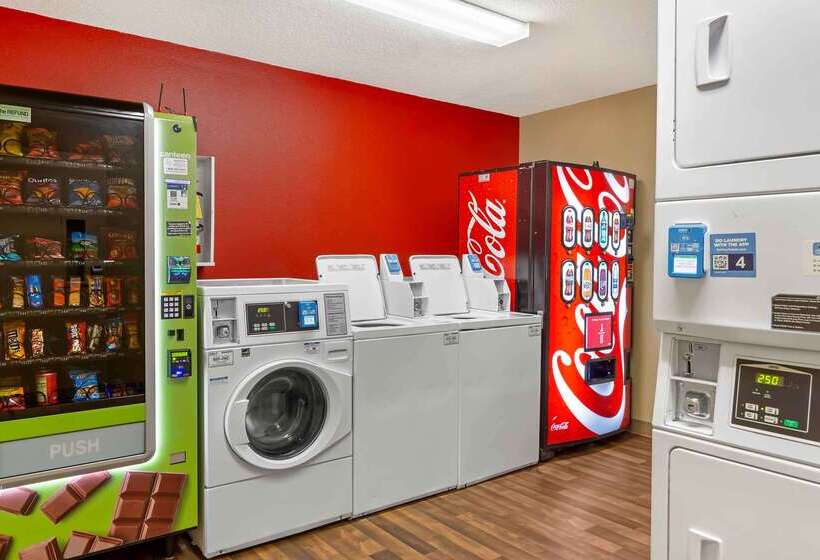 בית מלון כפרי Hometowne Studios And Suites By Red Roof Greensboro