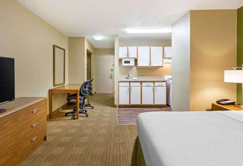 בית מלון כפרי Hometowne Studios And Suites By Red Roof Greensboro