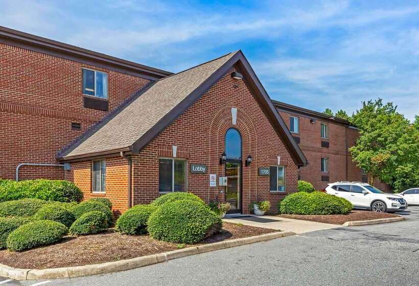 בית מלון כפרי Hometowne Studios And Suites By Red Roof Greensboro