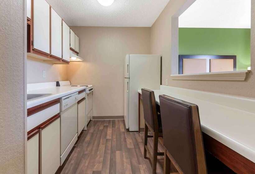 Отель Extended Stay America Select Suites Rockford State Street