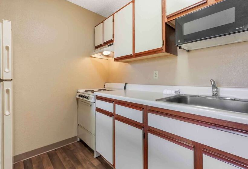 Отель Extended Stay America Select Suites Rockford State Street