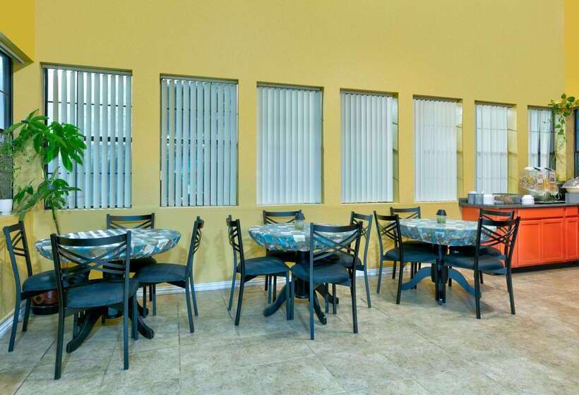 Отель Howard Johnson By Wyndham San Marcos