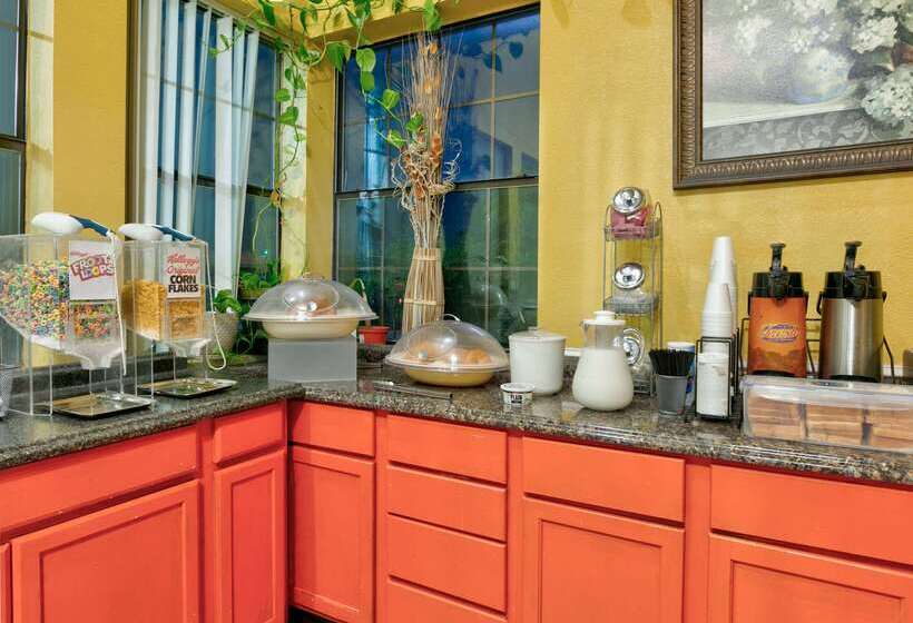 Отель Howard Johnson By Wyndham San Marcos