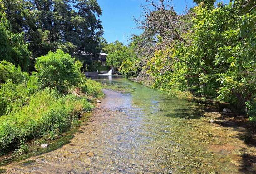 Отель Howard Johnson By Wyndham San Marcos