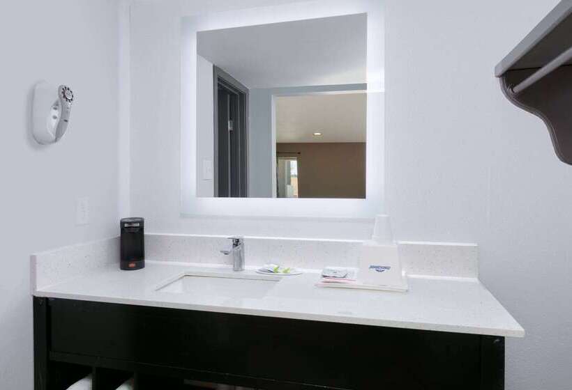 Отель Howard Johnson By Wyndham San Marcos