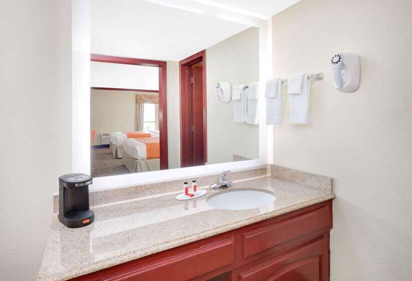 Отель Howard Johnson By Wyndham San Marcos