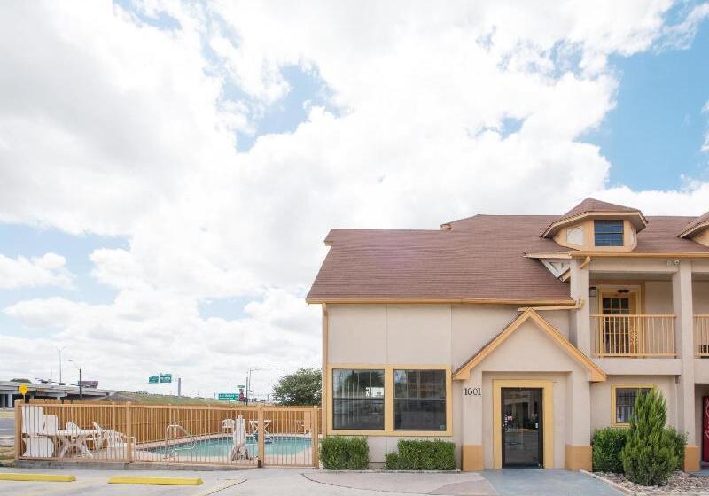 Отель Howard Johnson By Wyndham San Marcos