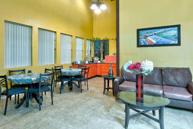 Отель Howard Johnson By Wyndham San Marcos