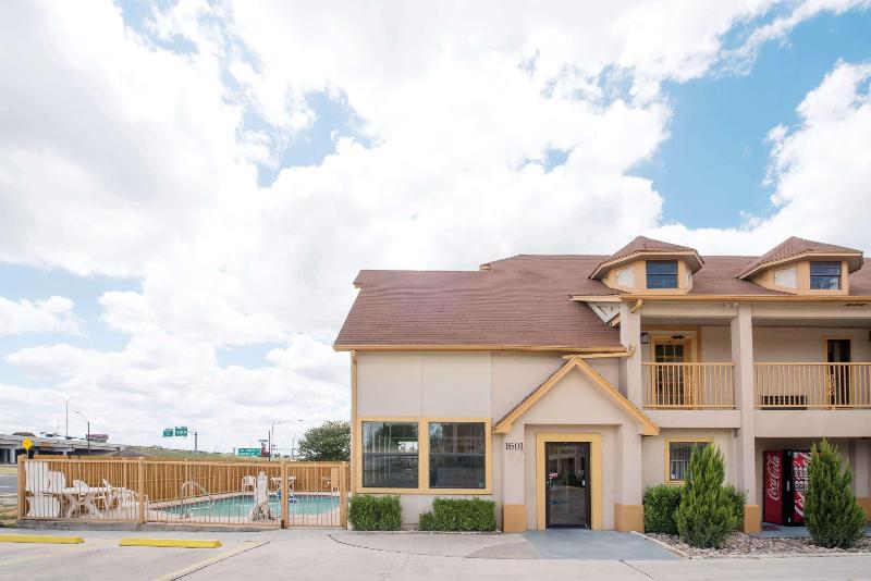 Отель Howard Johnson By Wyndham San Marcos