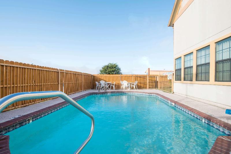 Отель Howard Johnson By Wyndham San Marcos