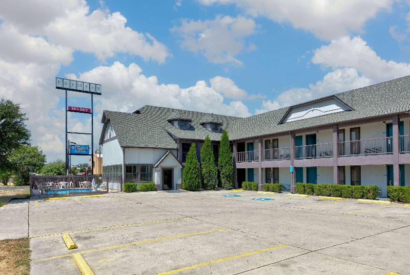 Отель Howard Johnson By Wyndham San Marcos