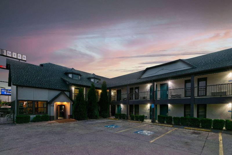 Отель Howard Johnson By Wyndham San Marcos