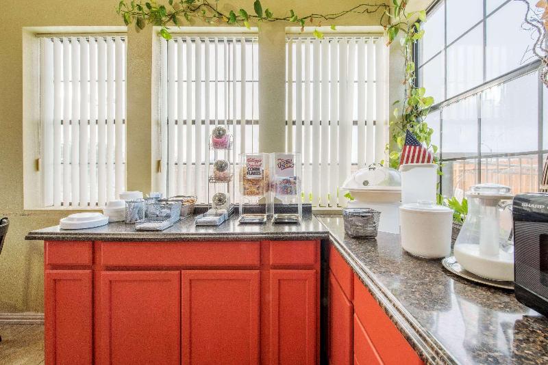 Отель Howard Johnson By Wyndham San Marcos