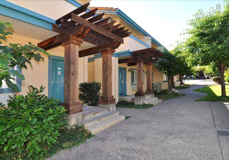 فندق Marinwood Inn & Suites