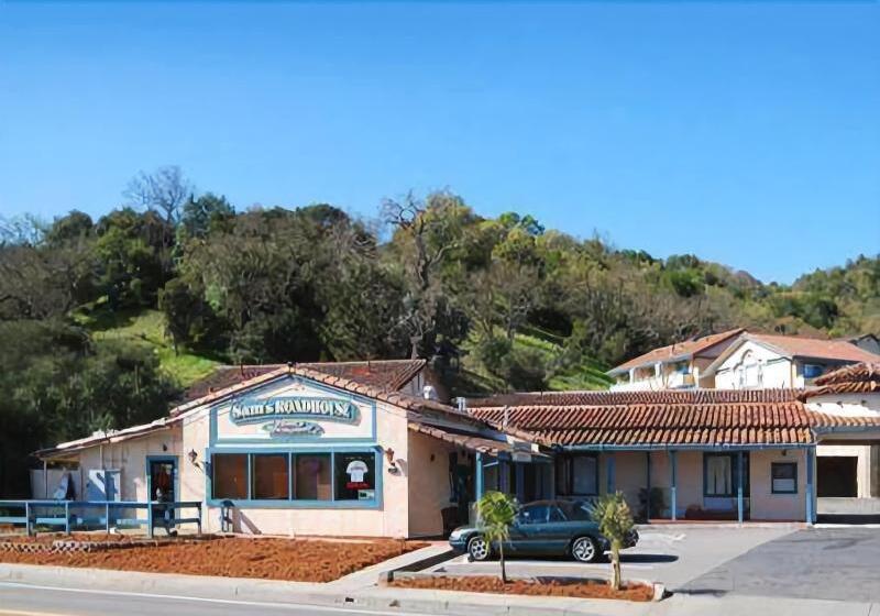 בית מלון כפרי Marinwood Inn & Suites