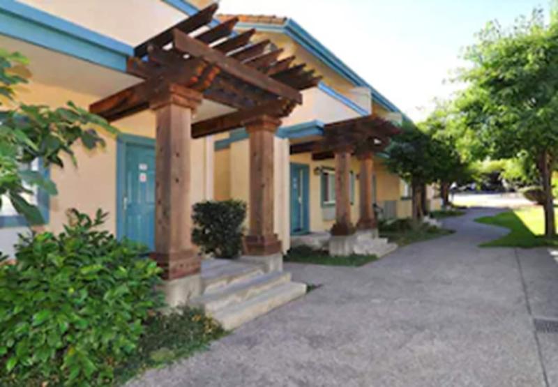 בית מלון כפרי Marinwood Inn & Suites