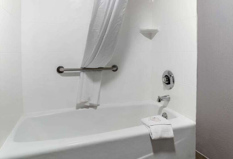 בית מלון כפרי Quality Inn & Suites Bedford West