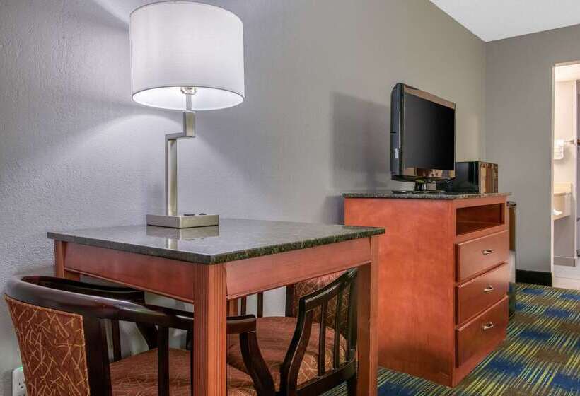 בית מלון כפרי Quality Inn & Suites Bedford West